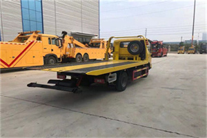 乌尔禾非事故拖车