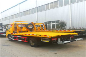 乌尔禾附近拖车救援搭电