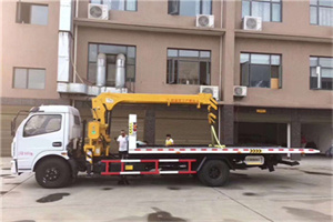 乌尔禾附近汽车轮胎更换